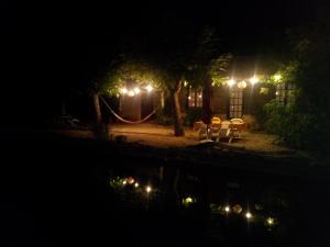 Blick auf die Nacht eines Gebäudes mit Lichtern in der Unterkunft Linda Gorges du Caramy in Tourves