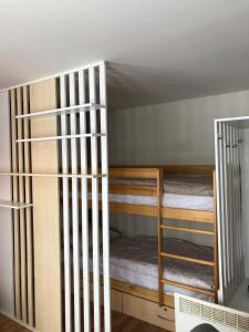 Un par de literas en una habitación en Apartments Vlašić, en Vlašić