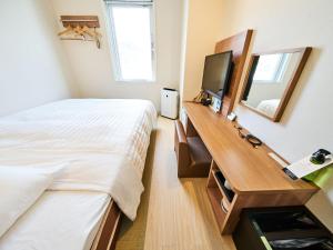 Super Hotel Mihara Ekimae的电视和/或娱乐中心