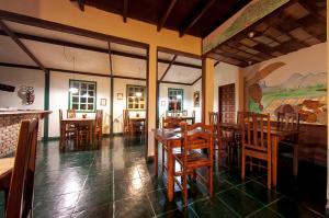 Um restaurante ou outro lugar para comer em Pousada Monte Azul