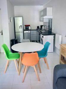 オーレーにあるT2 Port de Saint-Goustanのキッチン(白いテーブル、椅子4脚付)