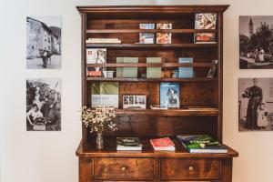 una estantería de madera con libros. en Ca' San Matteo, en Tesserete