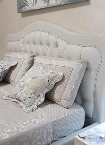 Una cama blanca con almohadas encima. en Appartamento Malpensa Rho, en Samarate
