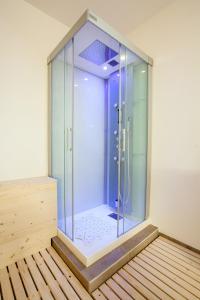 um chuveiro com uma porta de vidro num quarto em B&B Cà Dea Calle em Vallà