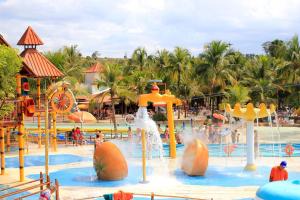 a pool at a resort with a water park at Rê apdetemporadas em Olímpia 53 o melhor para sua Família Faça ja sua reserva in Olímpia