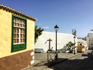 a church with a window and a cross on a street at Apartamento ARENA en Santa Cruz de la Palma in Santa Cruz de la Palma
