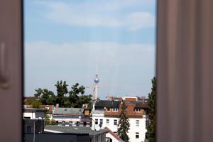 uma vista da cidade a partir de uma janela em ibis Berlin City Süd em Berlim