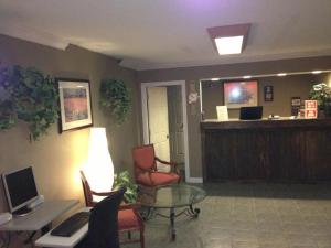 Een TV en/of entertainmentcenter bij Cache Creek Inn
