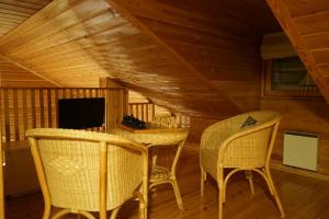 ein Zimmer mit einem Tisch und Stühlen in einer Hütte in der Unterkunft Räkkipirtti in Luosto