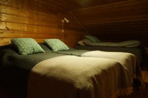 A bed or beds in a room at Räkkipirtti