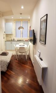 una piccola camera con tavolo e cucina di Juli's guest house a Bologna