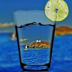 a glass of water with a slice of lime at Calme et détente. Vue panoramique mer Égée. in Spathi 