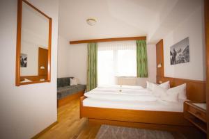 Postel nebo postele na pokoji v ubytování Haus Enzian