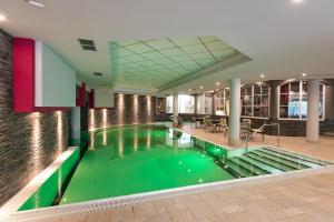Бассейн в Mediterranee Family Hotel & Spa или поблизости