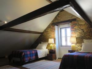 AlvoeiraにあるcasAlice country houseの屋根裏のベッドルーム(ベッド2台、窓付)