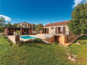 una casa con piscina en un patio en Villa Lux Casa Histria, en Katun Lindarski