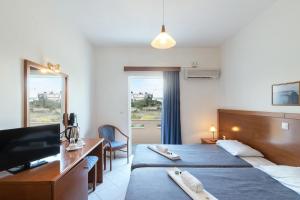 TV a/nebo společenská místnost v ubytování Hiona Holiday Hotel