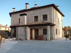 una gran casa de piedra en la parte superior de una entrada en Casa Rural El Torreón I en Caleruega