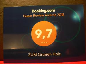 a sign for a guest review awards with a zim german hox yawn at Ferienhaus Zum grünen Holz in Zetel
