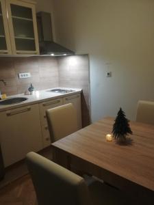 eine Küche mit einem Tisch mit einem Weihnachtsbaum darauf in der Unterkunft Ibis Apartment in Novi Sad