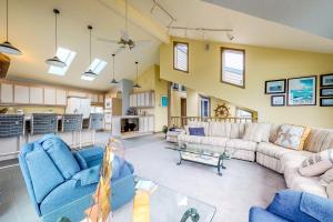 una gran sala de estar con sofás y una mesa. en Brudaden Beach House, en Bodega Bay
