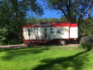 an old trailer is parked in a field at Ferienhof Ohlenbusch in Worpswede