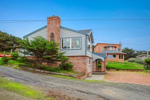 una casa con una chimenea de ladrillo en una calle en Brudaden Beach House, en Bodega Bay