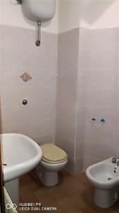 La salle de bains est pourvue de toilettes et d'un lavabo. dans l'établissement Le meridiane, à Piè la Costa