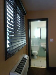 Bilik mandi di Colonial Inn Mercer-Grove City