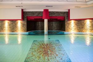 Бассейн в Mediterranee Family Hotel & Spa или поблизости