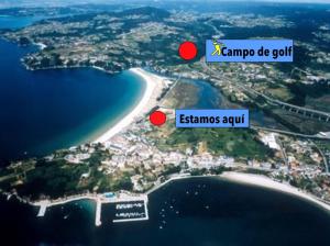 Un mapa de una playa con dos puntos rojos en Housingcoruña Apartamento Playa Miño 02, en Miño