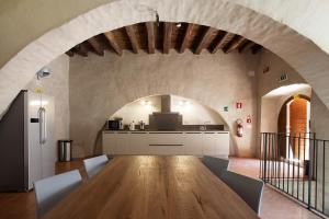 um quarto amplo com uma mesa e uma cozinha em Ostello del Castello di Santa Severa em Santa Severa