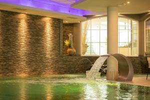 Бассейн в Mediterranee Family Hotel & Spa или поблизости