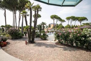 Сад в Mediterranee Family Hotel & Spa