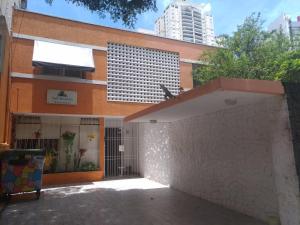 a building with a gate and a building at Pousada Soft Brooklin in Sao Paulo