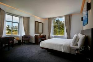Postel nebo postele na pokoji v ubytování Galway Heights Hotel