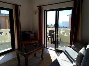 un soggiorno con divano e tavolo e un balcone di Proa Chamaco - Lagos a Lagos