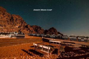 uma vista para um acampamento lunar no deserto à noite em Desert Moon Camp em Wadi Rum