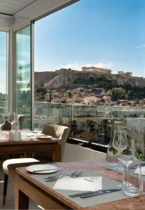 アテネにあるElia Ermou Athens Hotelの市街の景色を望むダイニングルーム(テーブル付)