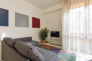 - un salon avec un canapé et une télévision dans l'établissement Residenza Le Mura, à Vérone