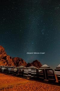 uma vista para um campo lunar no deserto sob um céu estrelado em Desert Moon Camp em Wadi Rum