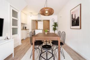 una sala da pranzo e una cucina con tavolo e sedie di Gaia Retreat • 2 BD · A/C a Vila Nova de Gaia
