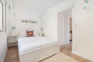 una camera bianca con un letto bianco di Gaia Retreat • 2 BD · A/C a Vila Nova de Gaia Altre 5 foto