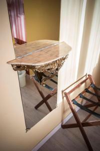 メストレにあるLa Bautaの鏡のテーブルと椅子