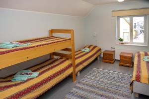 Våningssäng eller våningssängar i ett rum på Guesthouse Laurits