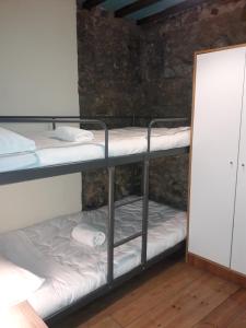 リスボンにあるAlfama Fado Apartmentsの二段ベッド2組が備わる客室です。