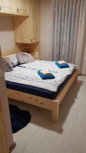 uma cama com duas toalhas num quarto em Guest house Pr Ambružarju & Apartments em Cerklje na Gorenjskem