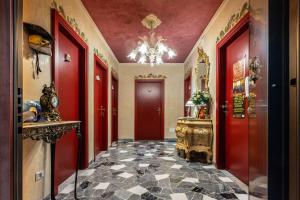 メストレにあるLa Bautaの赤いドアとタイル張りの床の廊下