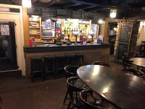 Lounge o bar area sa The Crosskeys Inn