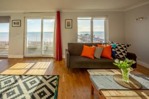 ブライトン＆ホーブにあるPier Court Apartments Brightonのリビングルーム(ソファ付)が備わり、海の景色を望めます。